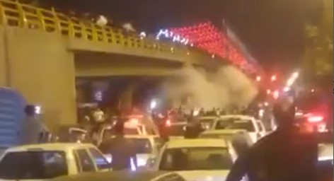 شلیک گاز اشک‌آور از سوی نیروی انتظامی وحشی به سوی مردم مشهد