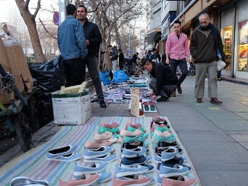 جوان‌ها با فوق‌لیسانس و دکترا دست‌فروش می‌شوند